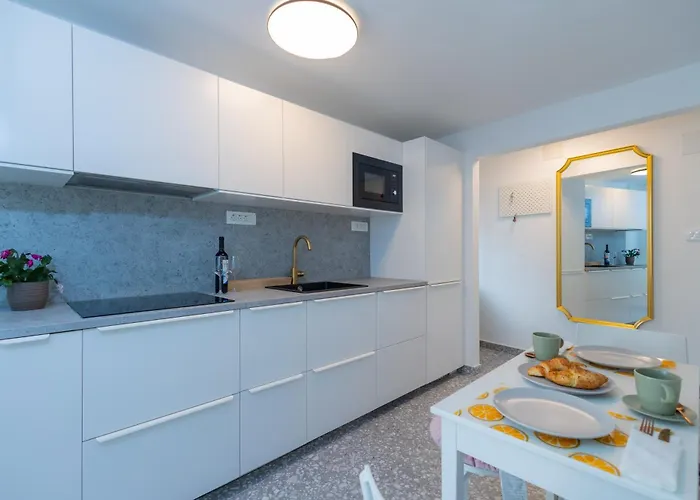 Aspalathos Romantic Retreat Split